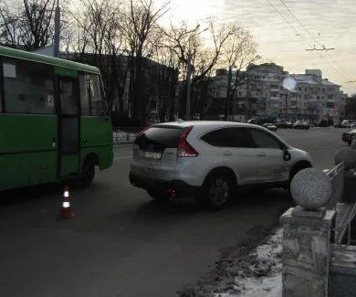 Дтп в Полтаві: автомобіль не розминувся з пасажирським автобусом — фото 1