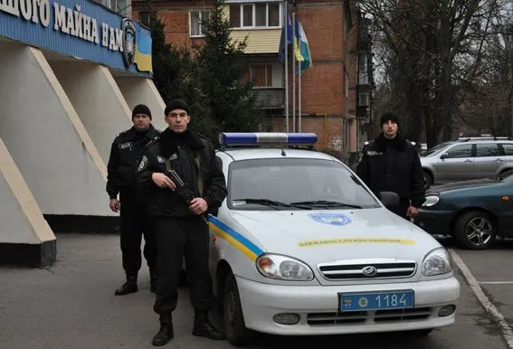 Правоохоронці завадили чоловікові підпалити АЗС — фото 1