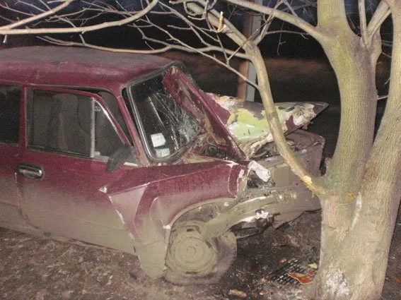П'яний молодик викрав автомобіль,а потім на ньому врізався в дерево (Фоторепортаж) — фото 1