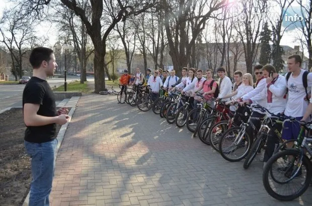 До 200-річчя від дня народження Тараса Шевченка, студенти влаштували велопробіг у вишиванках (Фото) — фото 1