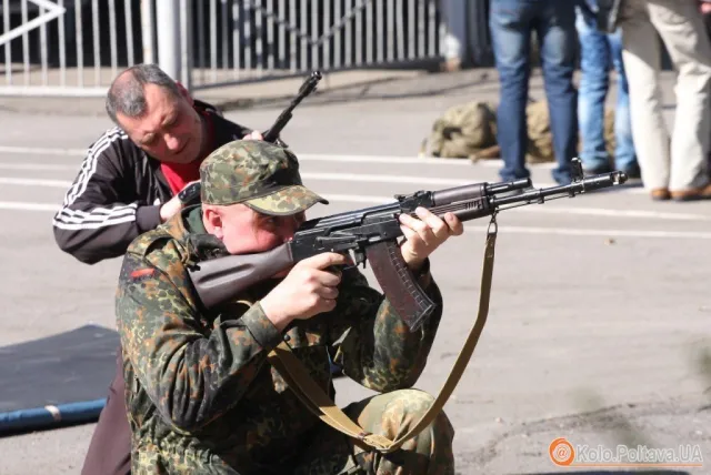 Призовники та добровольці армії, навчали як поводитись зі зброєю (Фоторепортаж) — фото 1