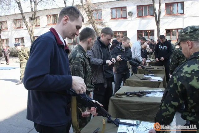 Призовники та добровольці армії, навчали як поводитись зі зброєю (Фоторепортаж) — фото 3