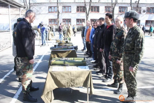 Призовники та добровольці армії, навчали як поводитись зі зброєю (Фоторепортаж) — фото 7