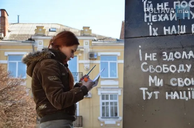 Постамент, де стояв пам'ятник Леніну, перетворили на символічний монумент на честь Небесної сотні (Фоторепортаж) — фото 2