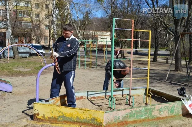 Активісти молодіжних організацій «Студентська Cвобода» та «Сокіл» відновили дитячий майданчик у мікрорайоні Половки (Фоторепортаж) — фото 2