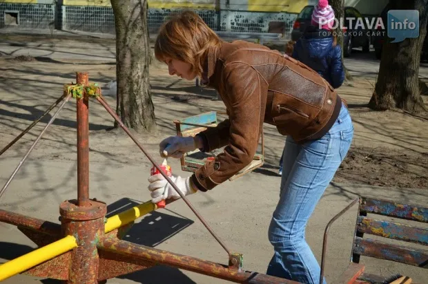 Активісти молодіжних організацій «Студентська Cвобода» та «Сокіл» відновили дитячий майданчик у мікрорайоні Половки (Фоторепортаж) — фото 4
