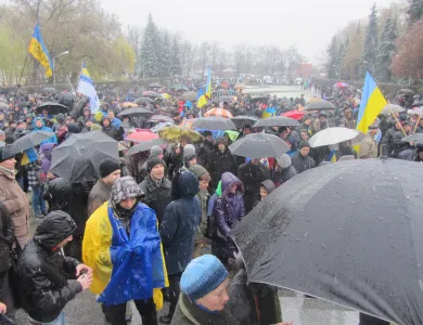 Більше тисячі полтавців зібралися сьогодні на Меморіалі Солдатської слави, більше відомому, як «Вічний вогонь» (Фоторепортаж) + (Відео) — фото 1