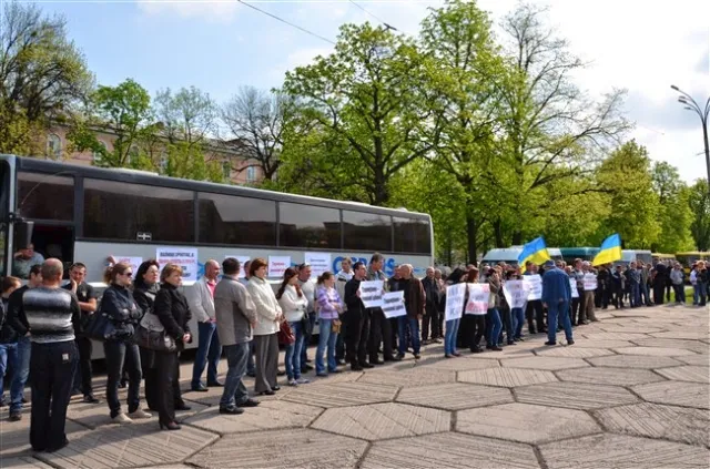 Перевізники пікетували Полтавську ОДА, вимагаючи підвищення тарифів (Фоторепортаж) + (Відео) — фото 6
