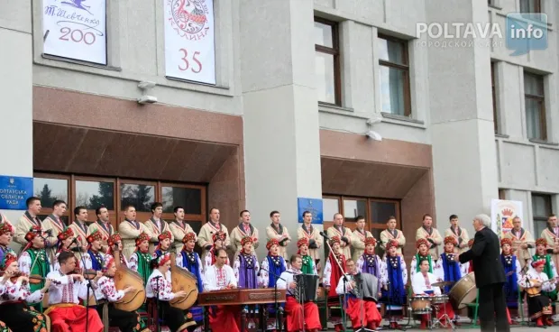 Біля Полтавської облдержадміністрації пройшов грандіозний концерт українського народного хору «Калина» (Фото) — фото 1