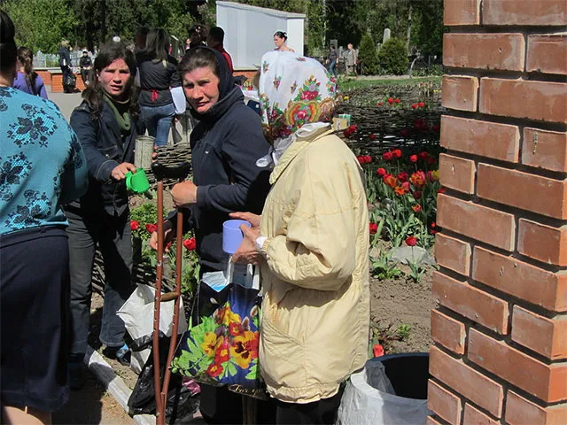 Полтавці пом’янути своїх померлих родичів (Фоторепортаж) — фото 4