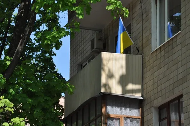 У Полтаві масово вивішують прапор України (Фоторепортаж) — фото 1