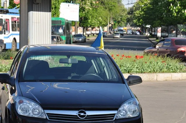 У Полтаві масово вивішують прапор України (Фоторепортаж) — фото 3