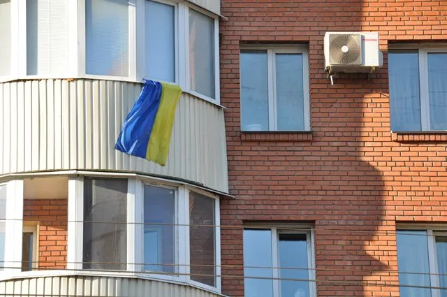 У Полтаві масово вивішують прапор України (Фоторепортаж) — фото 5