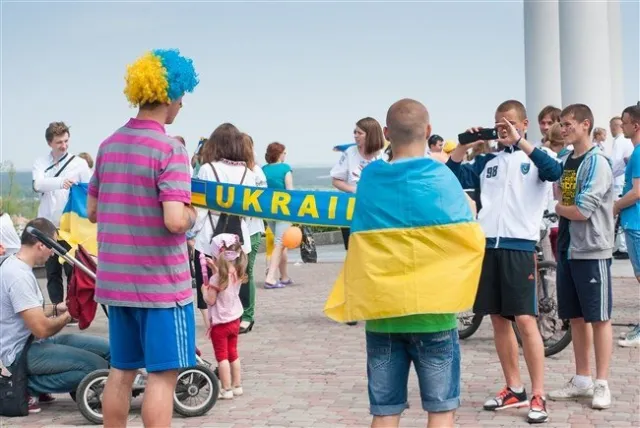 Більше тисячі людей приєдналось до Мегамаршу у вишиванках (Фото) + (Відео) — фото 3