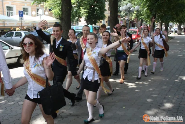 Полтавські випускники наслідувати давню традицію – купання у фонтанах (Фоторепортаж) — фото 5