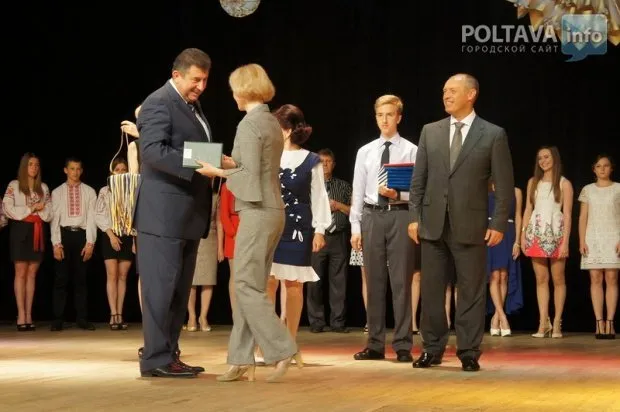 202 полтавських випускників отримали сьогодні свою першу державну нагороду (Фоторепортаж) — фото 2