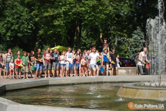 У Полтаві влаштували водяну битву (Фоторепортаж) — фото 4