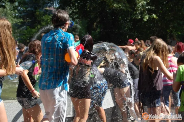 У Полтаві влаштували водяну битву (Фоторепортаж) — фото 6