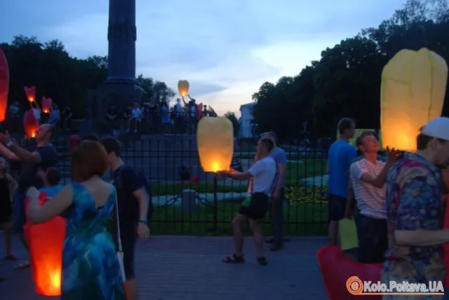 У Корпусному парку відбувся масовий запуск небесних ліхтариків (Фоторепортаж) — фото 5