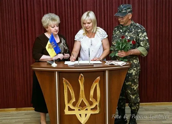 Через 15 хвилин після реєстрації шлюбу чоловіка забрали на Схід (Фото) — фото 2