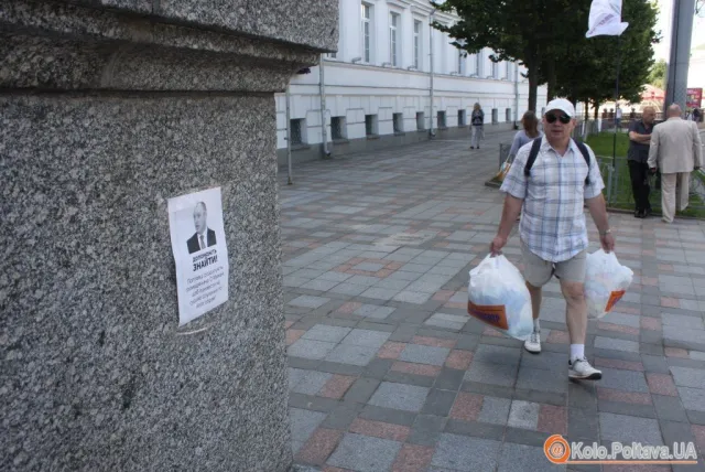 В центрі міста розклеїли листівки, в яких прохають допомогти посприяти, аби мер явився до суду (Фоторепортаж) — фото 7