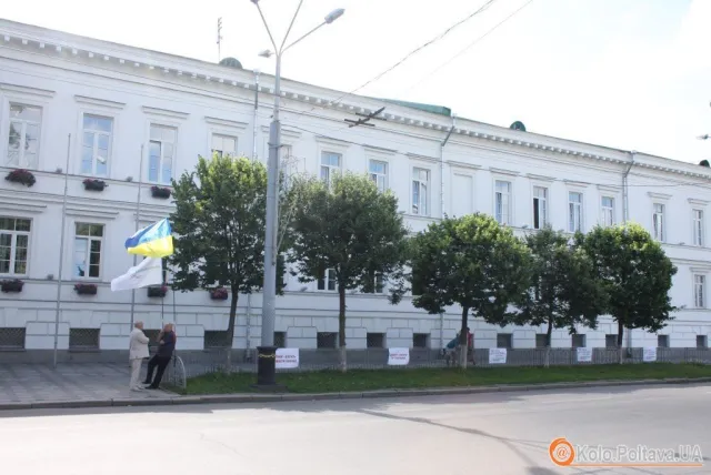 В центрі міста розклеїли листівки, в яких прохають допомогти посприяти, аби мер явився до суду (Фоторепортаж) — фото 9