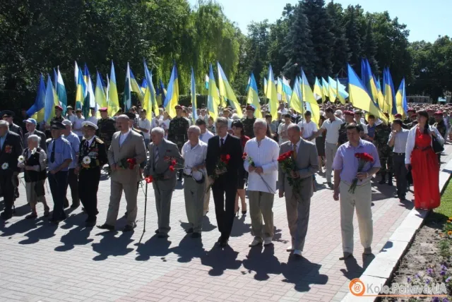 Кількасот полтавців прийшли до Меморіалу солдатської слави, щоб вшанувати загиблих у Великій Вітчизняній війні (Фоторепортаж) — фото 2