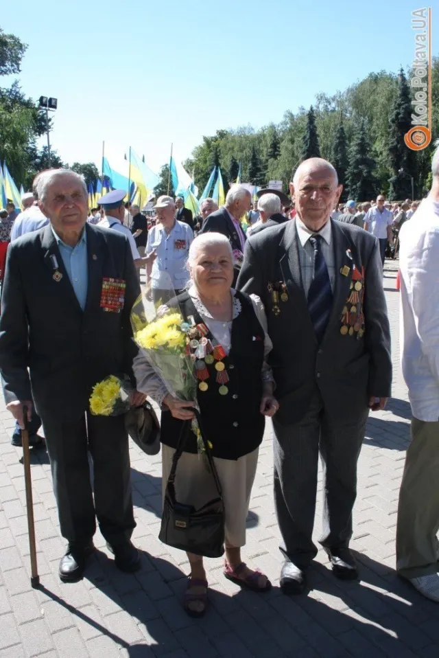 Кількасот полтавців прийшли до Меморіалу солдатської слави, щоб вшанувати загиблих у Великій Вітчизняній війні (Фоторепортаж) — фото 6