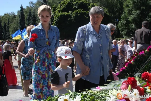 Кількасот полтавців прийшли до Меморіалу солдатської слави, щоб вшанувати загиблих у Великій Вітчизняній війні (Фоторепортаж) — фото 8