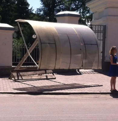 У Полтаві по вулиці Шевченка навпроти Обласної клінічної лікарні на вихідних упала зупинка (Фото) — фото 1