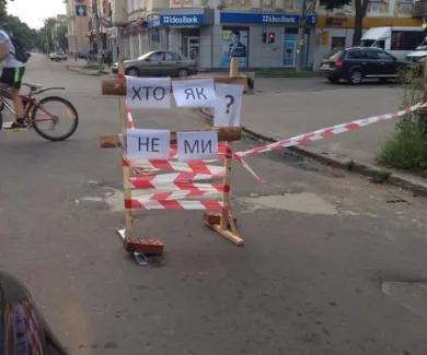 На вулиці Пушкіна місцеві водії своїми силами ремонтують дороги (Фото) — фото 2