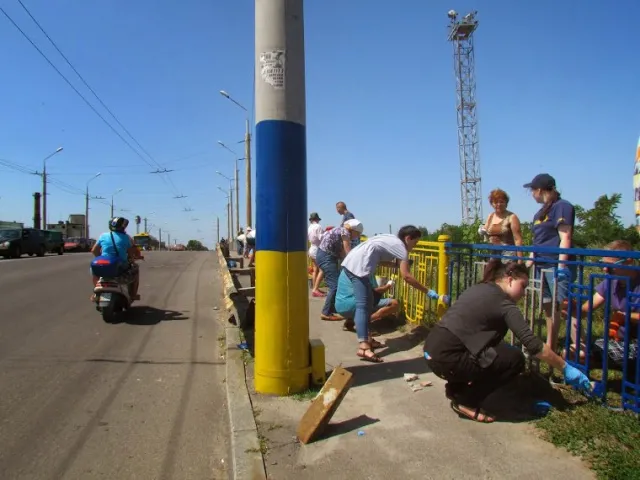 У Полтаві розфарбували міст у національні кольори (Фоторепортаж) + (Відео) — фото 2