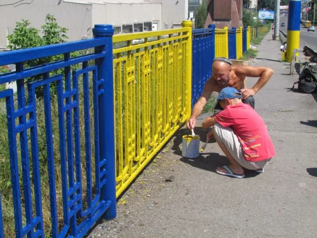 У Полтаві розфарбували міст у національні кольори (Фоторепортаж) + (Відео) — фото 7