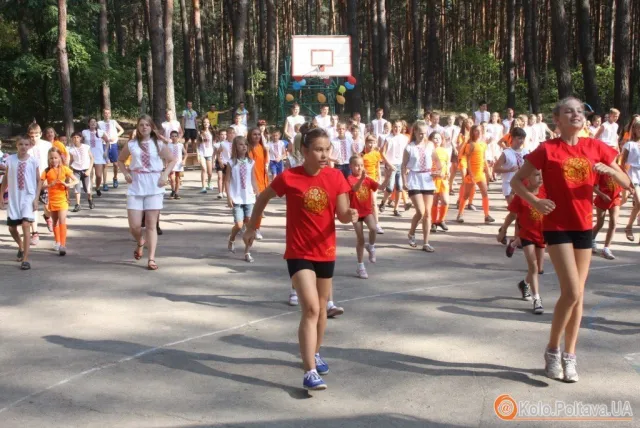 Діти, одягли вишиванки, співали українські пісні та кричали «Слава Україні» (Фото) — фото 1
