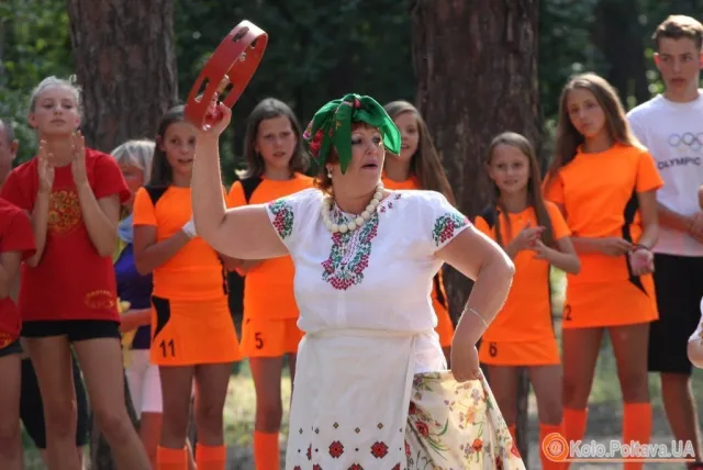 Діти, одягли вишиванки, співали українські пісні та кричали «Слава Україні» (Фото) — фото 5