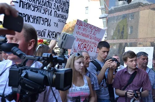 Більше сотні людей зібралося сьогодні на мітинг під прокуратурою Полтавської області (Фоторепортаж) + (Відео) — фото 3