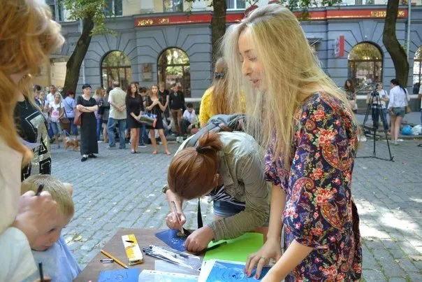 У центрі міста влаштували «Інтелектуальну барахолку» (Фото) — фото 3