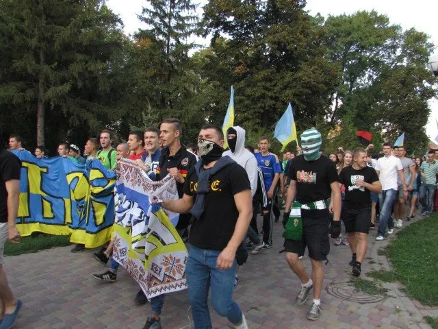 В Полтаві відбувся марш фанатів «Ворскли» та «Карпат». Тисяча людей заспівали разом пісню про Путіна (Фото) + (Відео) — фото 2