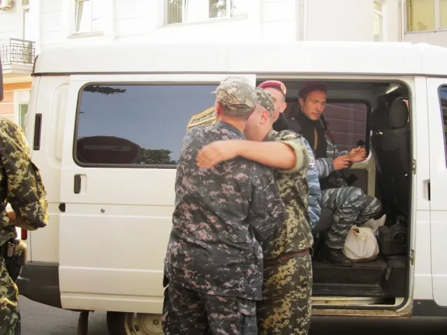 У Полтаві урочисто зустрічали близько сотні  правоохоронців, які повернулися із зони АТО (Фото) — фото 2