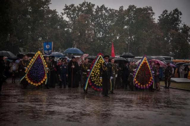 Полтавська громада на День міста вшанувала визволителів під червоним прапором (Фоторепортаж) — фото 2
