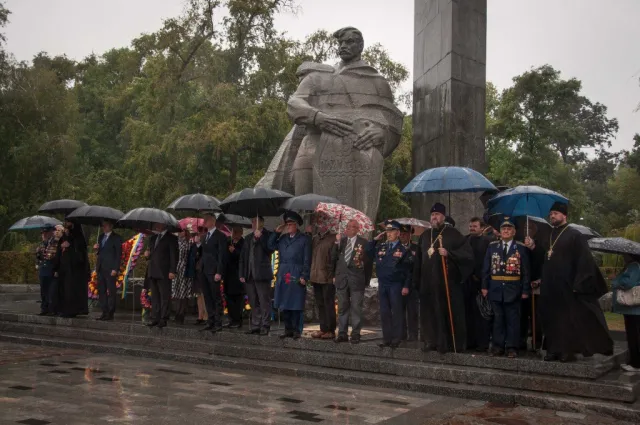 Полтавська громада на День міста вшанувала визволителів під червоним прапором (Фоторепортаж) — фото 7