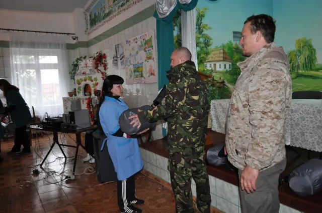 Засуджені Полтавщини передали бійцям АТО спальні мішки та саперні лопатки (Фото) — фото 2