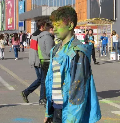 У Полтаві провели індійське свято «Холі» і розфарбували себе в різні кольори (Фоторепортаж) — фото 3