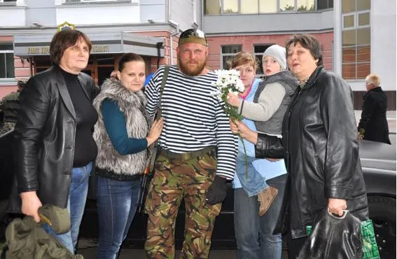 У Полтаві зустрічали міліціонерів, які повернулись із зони АТО (Фото) — фото 2