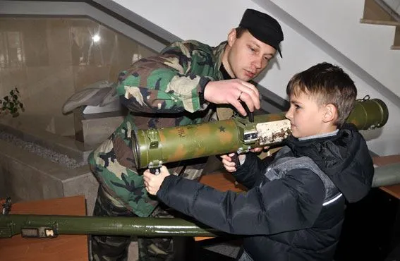 У Полтаві пройшла благодійна виставка зброї АТО — фото 1