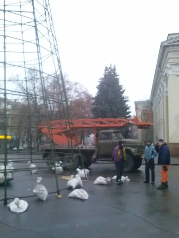 Головну новорічну красуню міста почали монтувати біля театру Гоголя (Фото) — фото 1