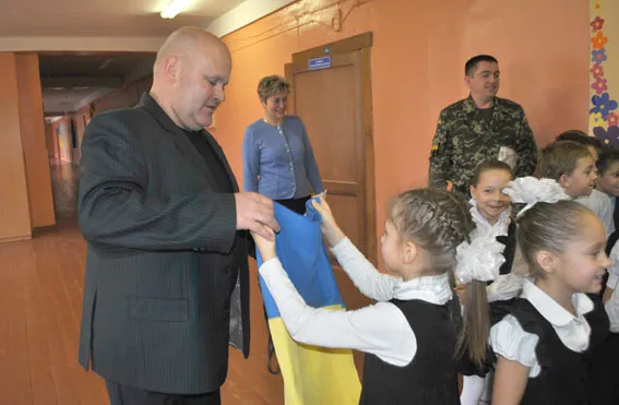 Школярі вітали гучними оплесками правоохоронців, які повернулися із зони АТО (Фоторепортаж) + (Відео) — фото 6