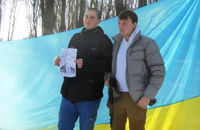 Полтавчанки стріляли по мішенях із зображенням Путіна (Фоторепортаж) — фото 5