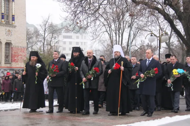 У День Соборності України полтавці поклали квіти до пам'ятника Великого Кобзаря (Фоторепортаж) — фото 6