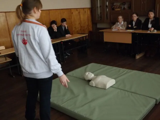 Полтавські старшокласники вчаться рятувати життя (Фото) — фото 1